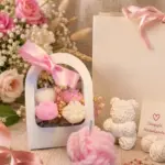 Örgü Mum Çantalı Set | Özel Hediye Sunumu | Çiçek Aranjmanlı Mum